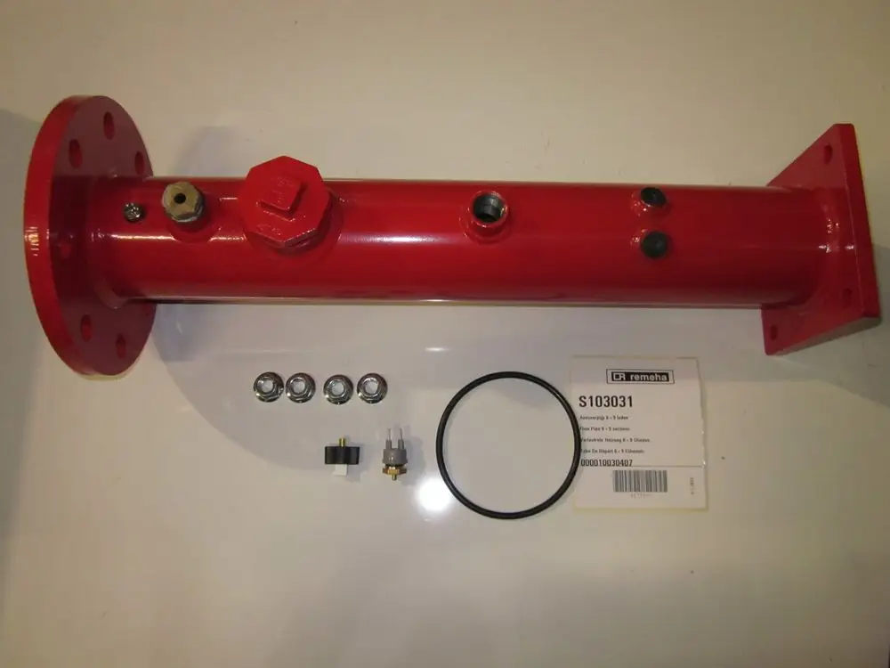 Rote Heizungsrohrkomponente von Remeha mit mehreren Anschlüssen, O-Ring und Verbindungselementen, abgebildet auf neutralem Hintergrund.
